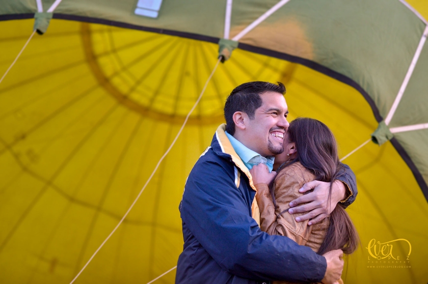 Fotos durante la entrega del anillo de compromiso en un globo aerostatico, Guadalajara, Jalisco, Mexico.