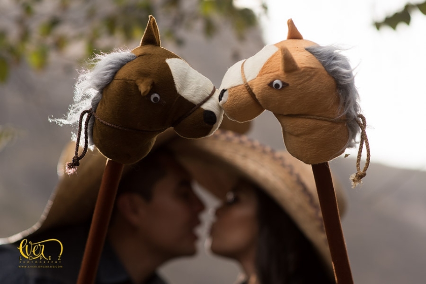 novios, novia en caballo, Sesion de fotos de novios previo a su boda, fotos casuales con caballos en Guadalajara, Jalisco, Mexico